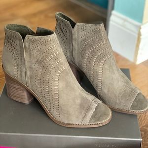 VINCE CAMUTO GRAY SUMMER SANDAL BOOTIES